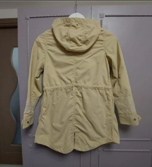 Geacă Tommy Hilfiger pentru fetițe, mărimea 152, aprox.12 ani, bej