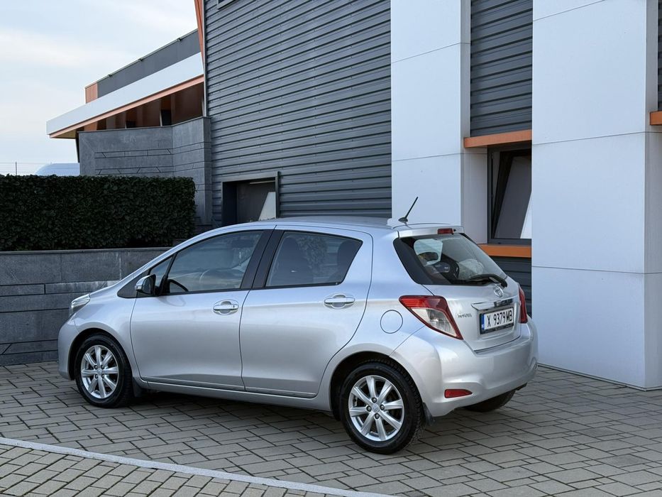 Продавам Toyota Yaris  2013г