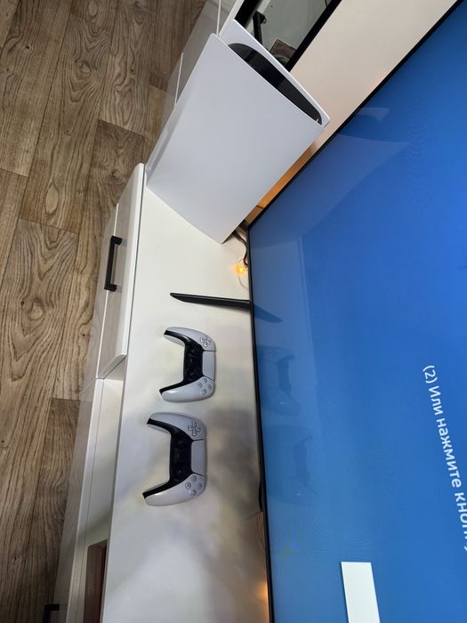 Продам PS5 с 2 геймпадами + игры.