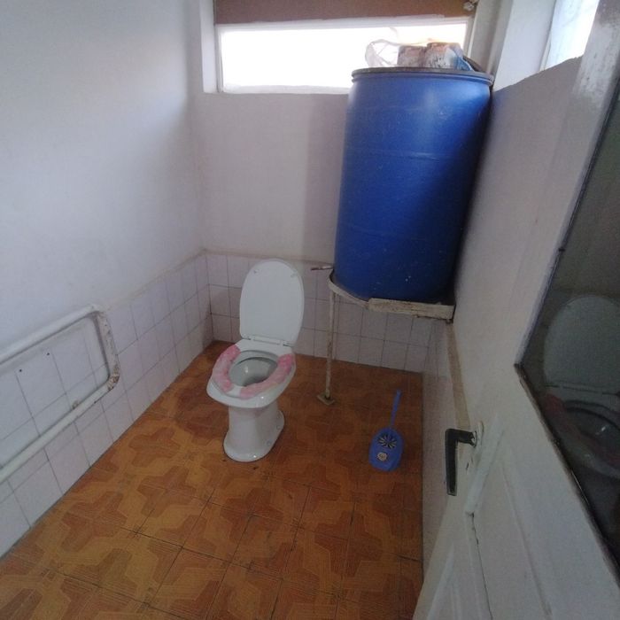 Уй сотилади срочно эски автошкола, хамма мебеллари билан, ремонти яхши