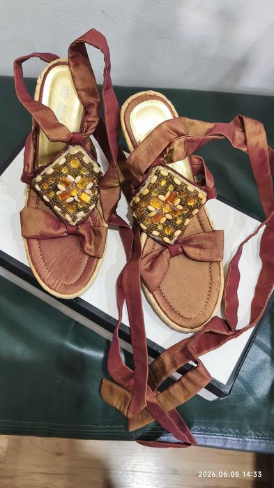 Sandale de damă, decorate cu pietre chihlimbar și mărgele