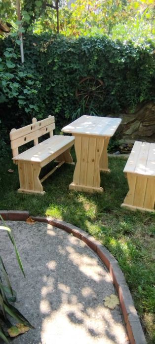 Комплект дървени маса с две пейки