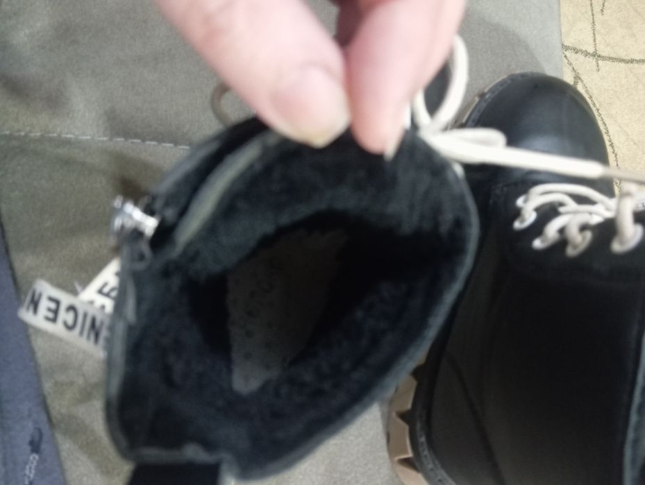 Продаются детские ботинки