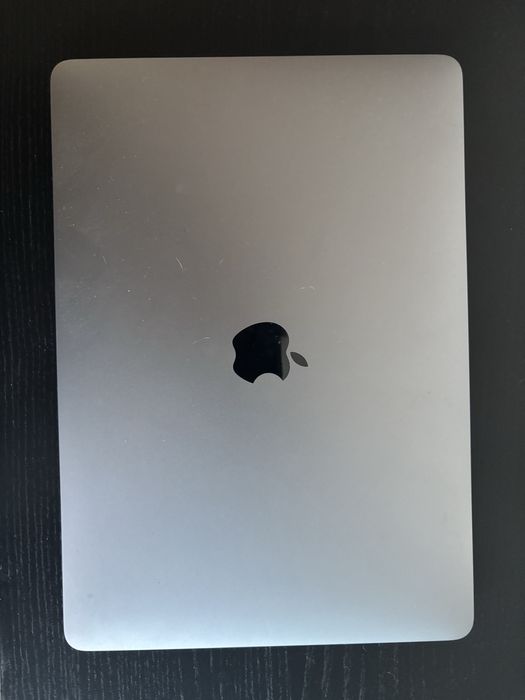 Macbook Air 13 inch achizitionat in 2025