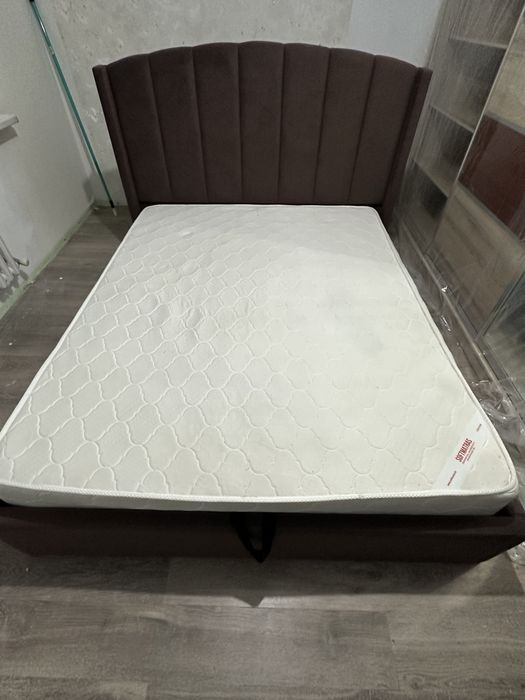 Кровать с матрасом
