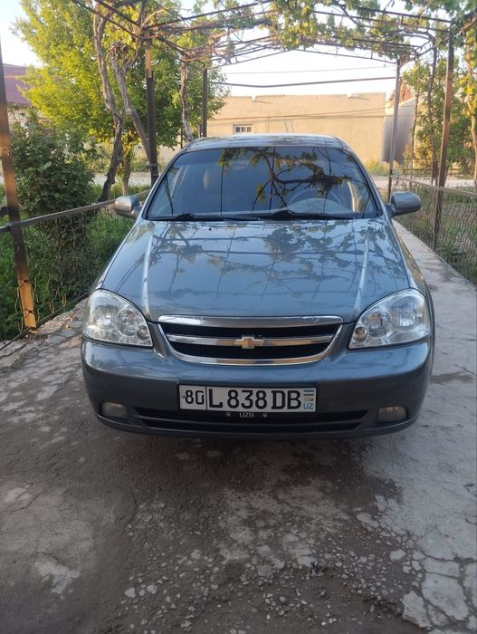 Lasetti 1.8 avtomobili sotiladi