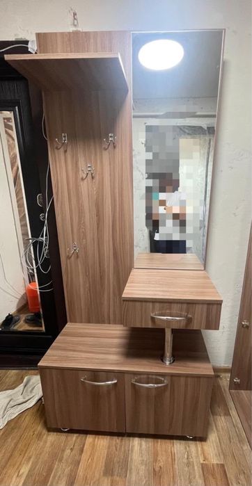 Продам прихожую с зеркалом!