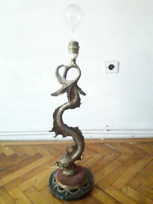 Veioza din bronz asezata pe un blat de marmura cu tenta asiatica