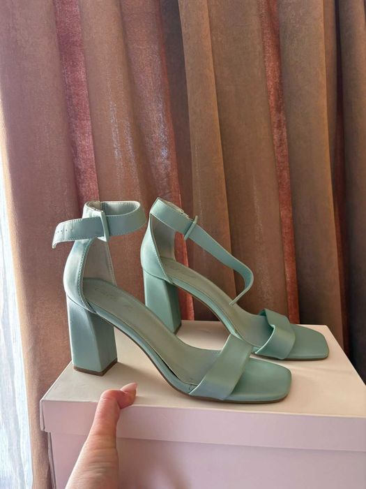 Летни сандали на ток