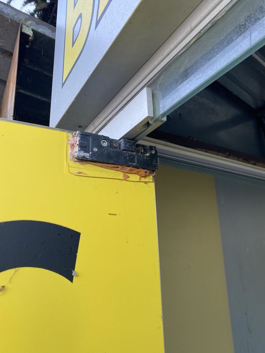 Механизъм за стъклена врата .дръжка и брава.Всичко работи.