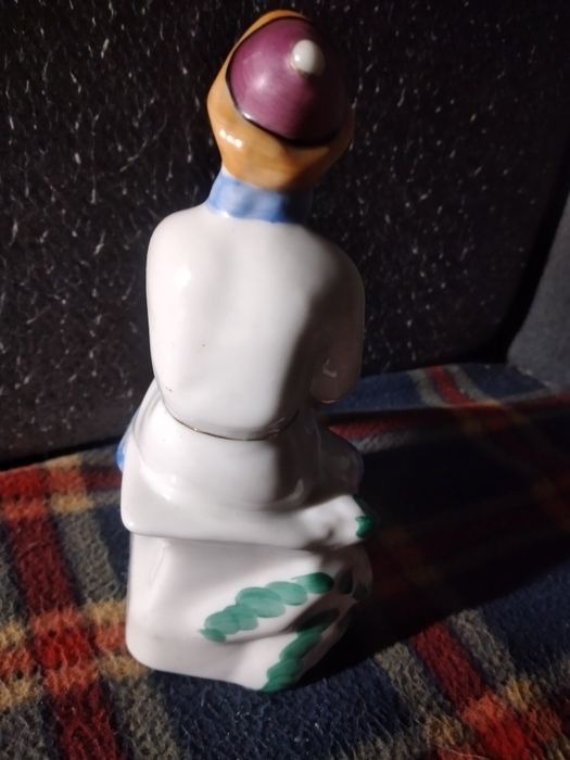 Фарфоровая статуэтка.