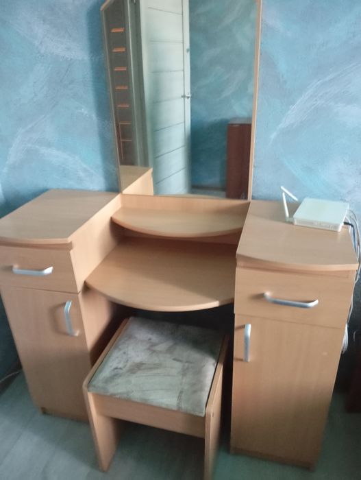 Продам туалетный столик