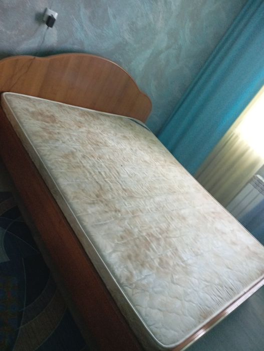 Кровать двуспальная с матрасом