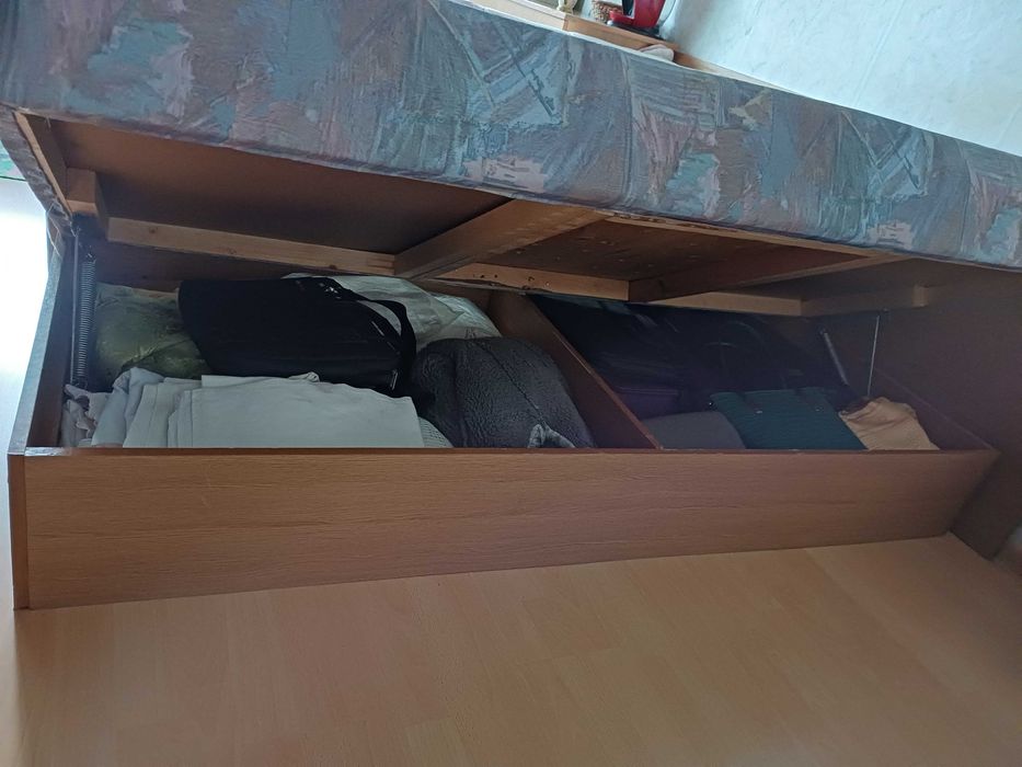 Продавам единично легло