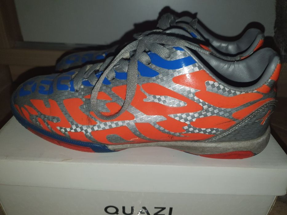 Футболни обувки за изкуствена трева