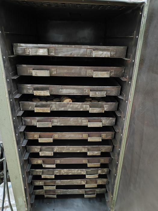 Uscător lemn cu tavi