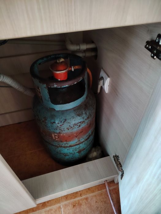 Използвана готварска печка заедно  с газовата бутилка