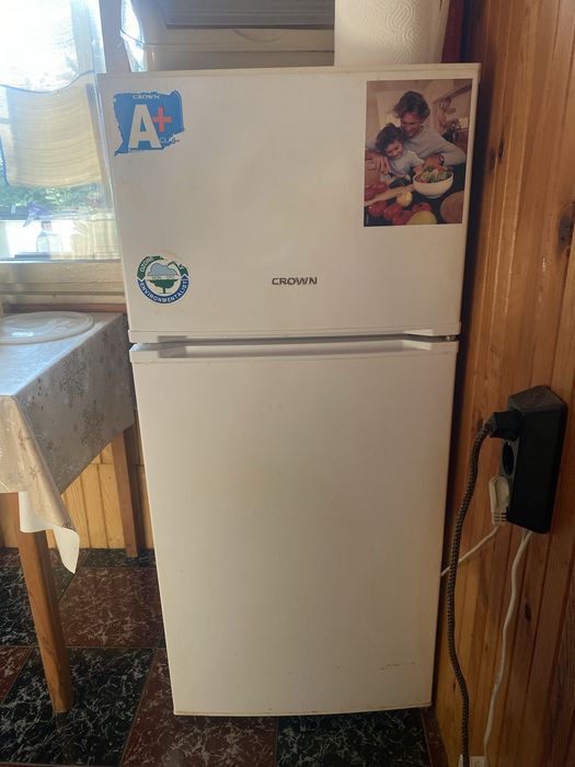 Продавам хладилник Crown GN 2303 – отлично състояние