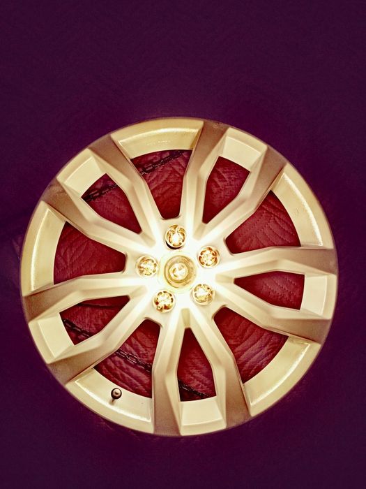 Стилен и величествен полилей