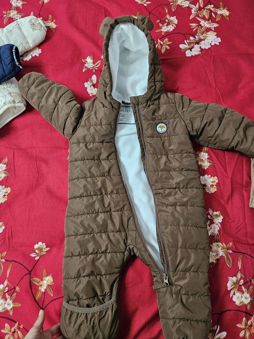 Combinizon, geacă albastra si geaca crem.