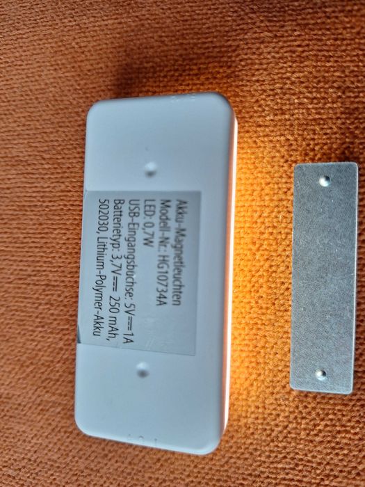 Lampa led cu senzor de miscare, cu acumulator fixare cu magnet