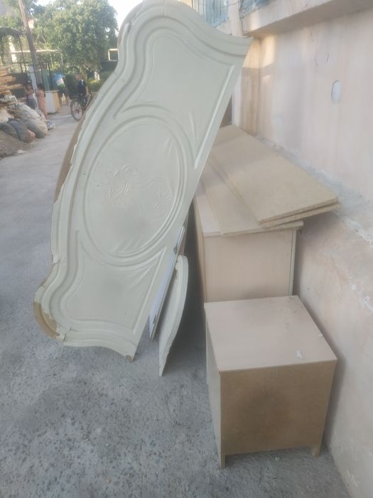 Двухместная кровать, в комплекте имеется зеркало и две тумбочки