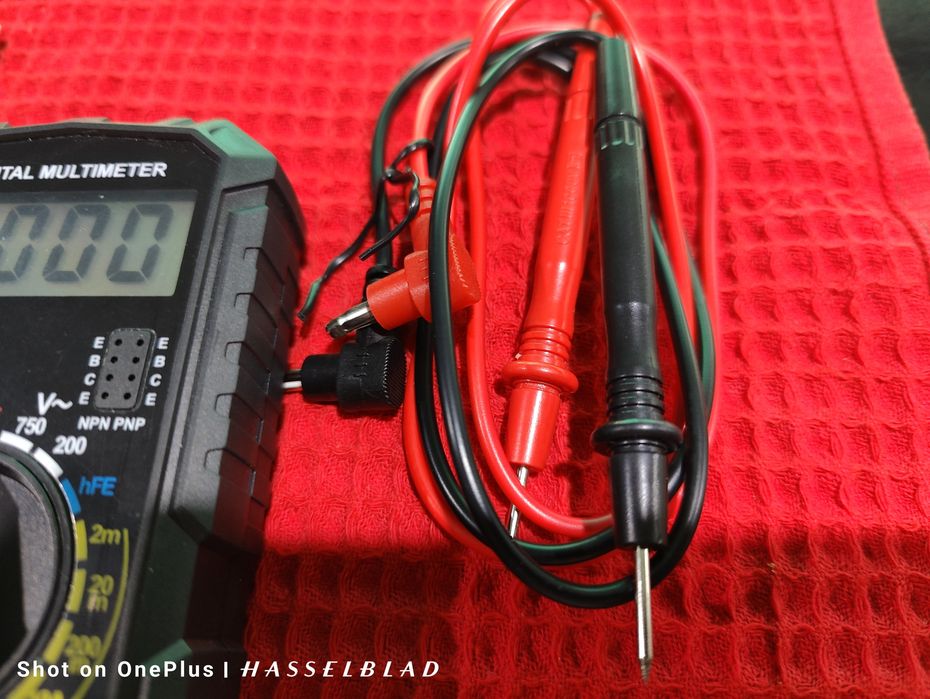 Мултицет за измерване напрежението силата и честотата на електроенерги