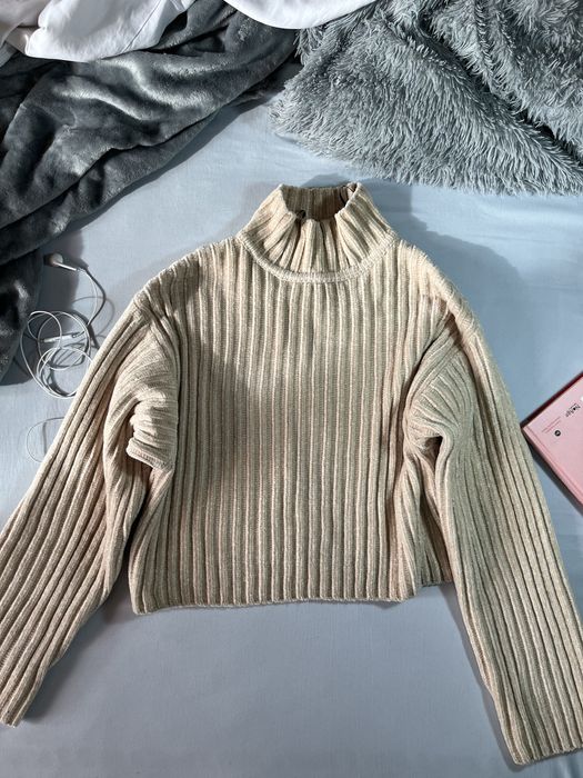 срочно продаю приятный бежевый свитер.