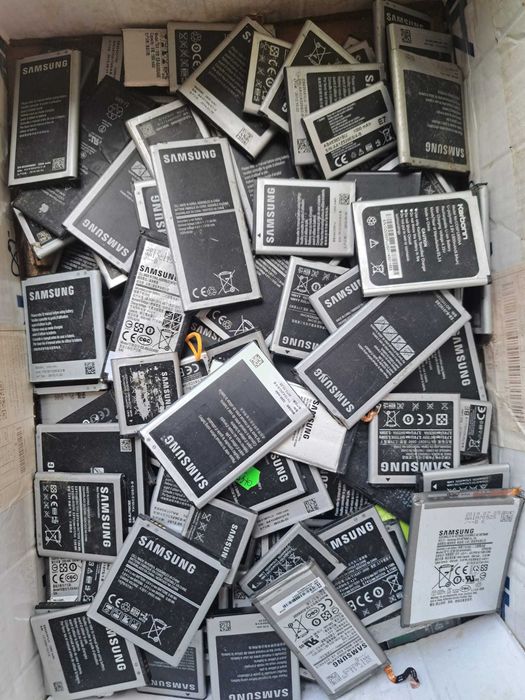 Baterii/acumulatori telefoane, peste 100 buc, majoritar Samsung, generatii vechi, pret pt toate