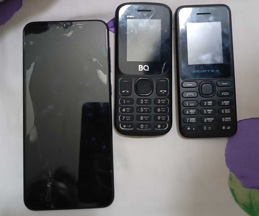 На запчасти  телефоны и проектор