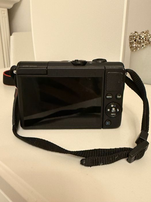 Aparat foto CANON M100