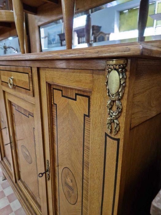 Дъбова витрина с интарзия и цветен витраж, налични два броя