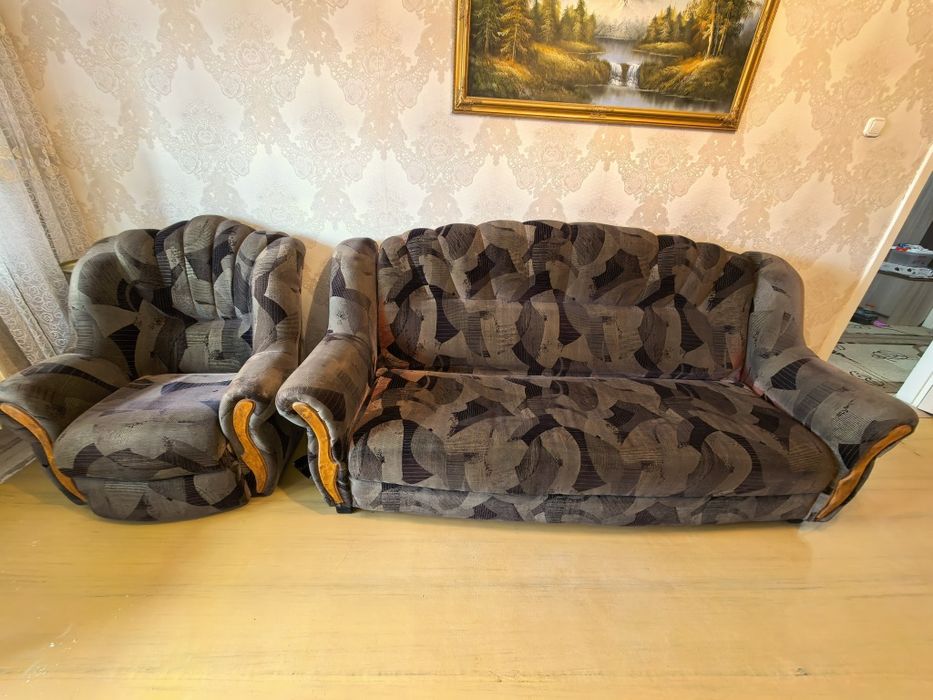 Продам диван и одно кресло.