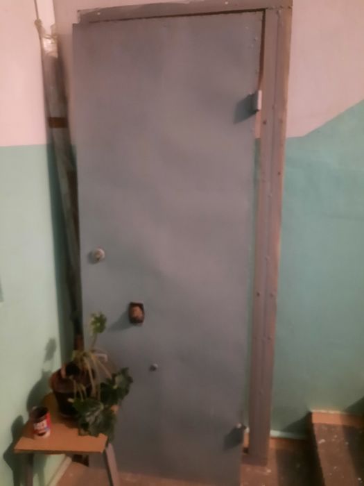 Продаётся металлическая дверь.