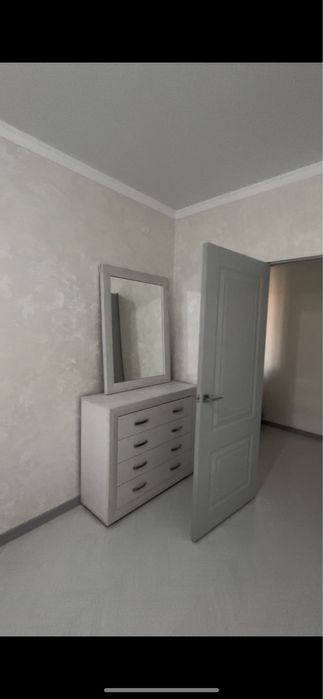 Комод и зеркало..