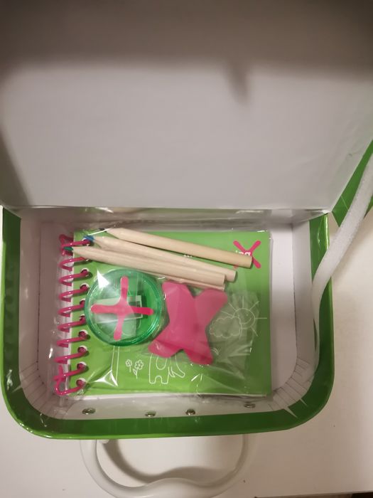 Куфарче с 4 цветни молива, тефтерче, острилка и гумичка. Нов