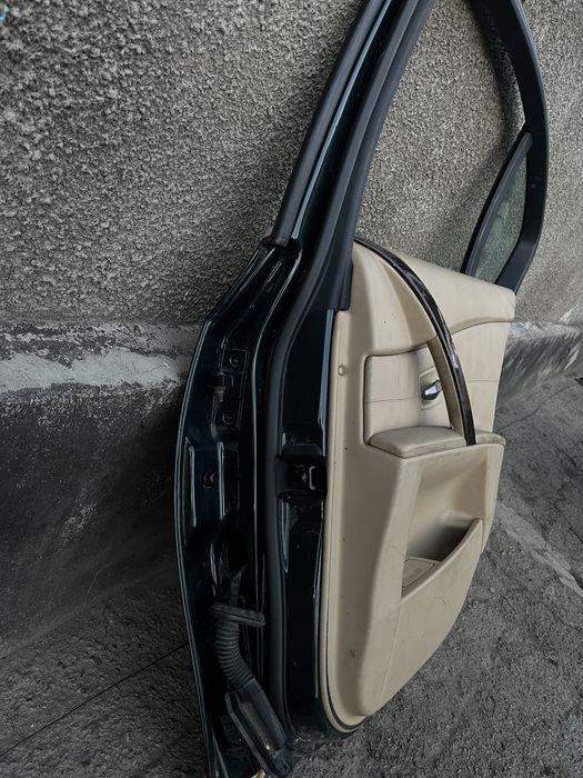 Задняя права дверь на BMW