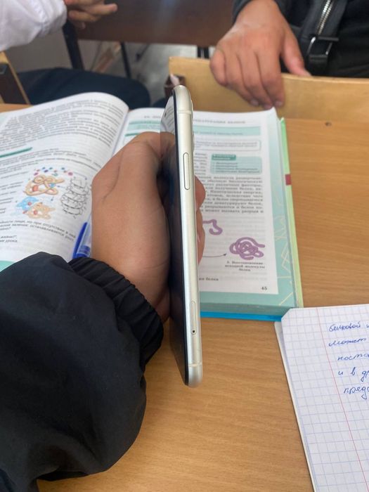 продам айфон 11.