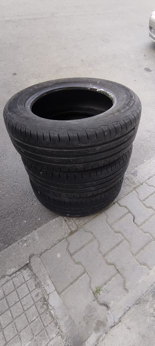 Летни гуми втора употреба - три броя.