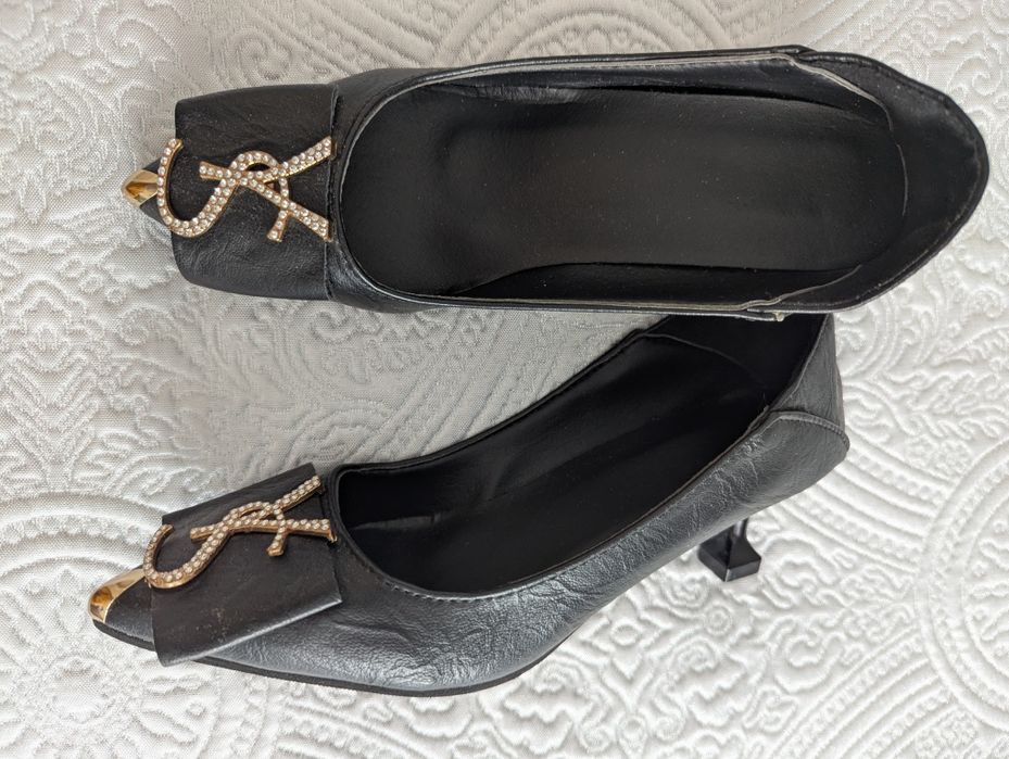 Туфли новые со стразами