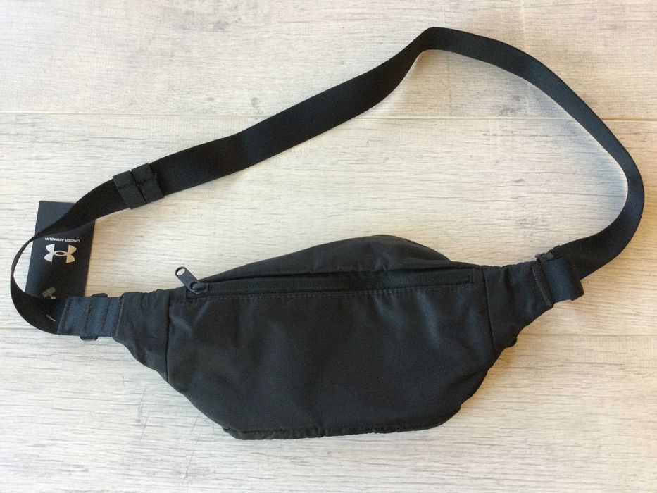 НОВА оригинална мъжка черна чанта чантичка за кръста "банан" crossbody bag UNDER ARMOUR от САЩ