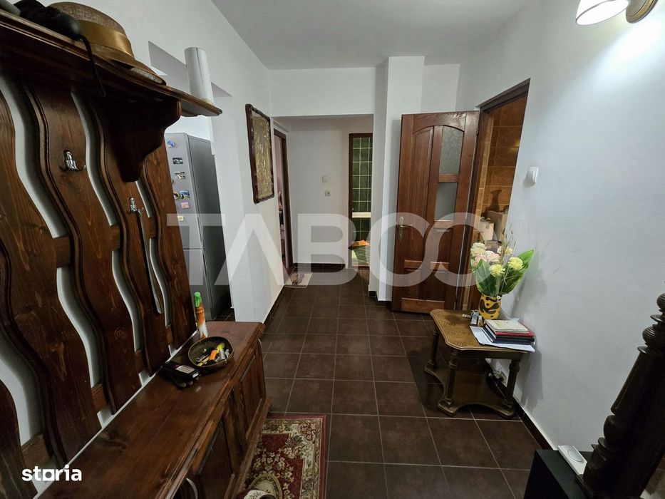 Apartament 3 camere decomandat 72 mpu 2 bai pivnita Vasile Aaron Sibiu