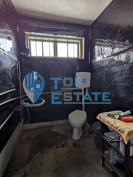 Двуетажна тухлена къща с голям двор в село Поликраище, област Велико