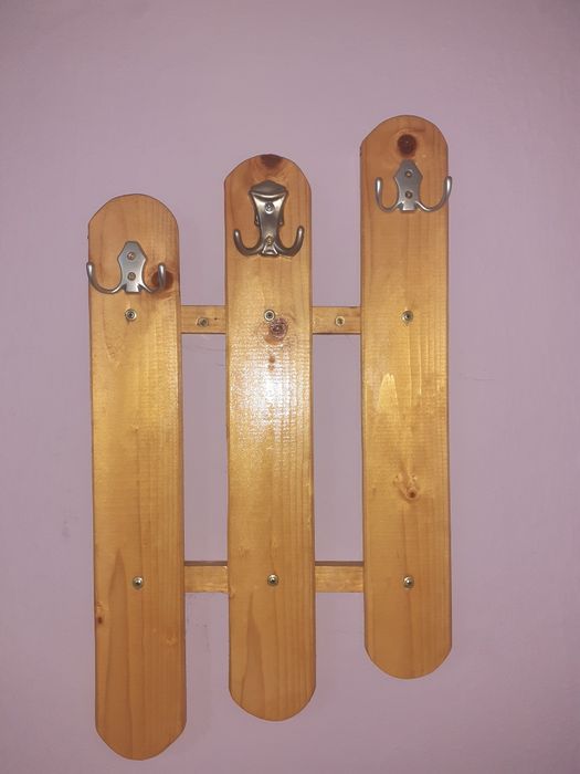 Дървени закачалки за стена