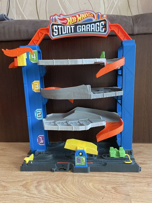 Писти на Hotwheels