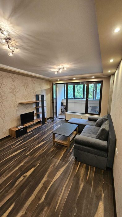 Дава се под наем Двустаен апартамент в Плевен, Идеален център - 68 кв.м за 357 € - Снимка #1