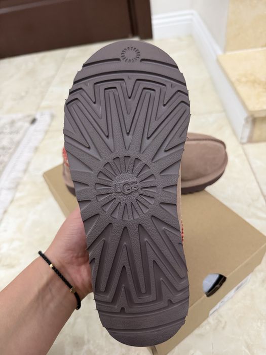 Ugg de piele intiarsa.