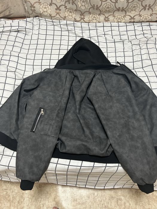 Бомбер весенний с капюшоном.