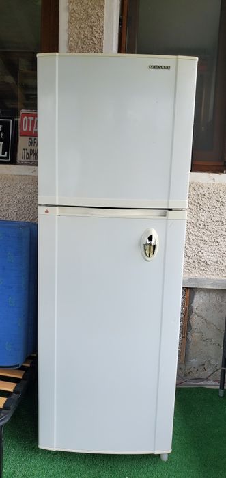 Хладилник с горен фризер Самсунг