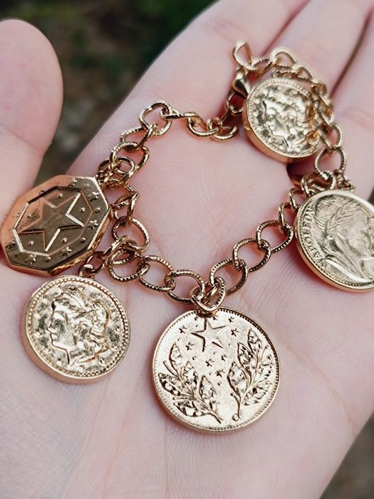 Bratara cu banuti placati cu aur